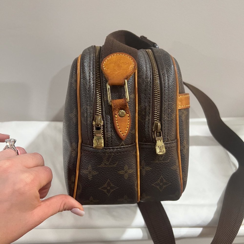 Louis Vuitton (discontinued) Monogram Reporter Bag (Authentic) - Picture 4 of 9